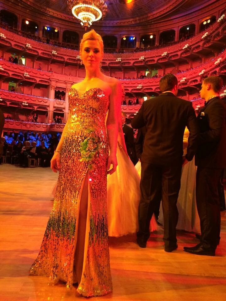 Glamour - Elisabeth Markstein als Sängerin beim Semperopernball in Dresden