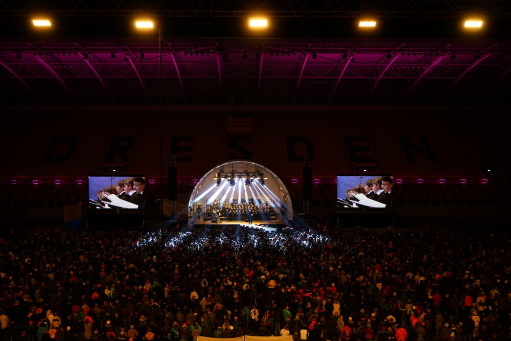 Sängerin beim Stadionkonzert des Dresdner Kreuzchor 2015